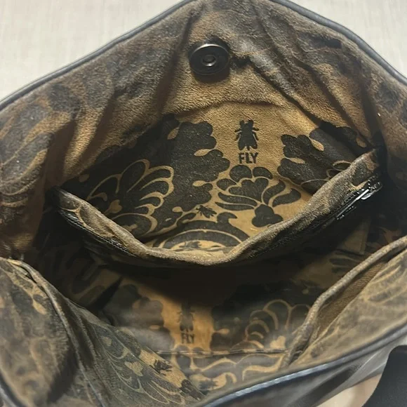 FLY London Black Leather Men's Bag with adjustable strap. - Picture 4 of 5